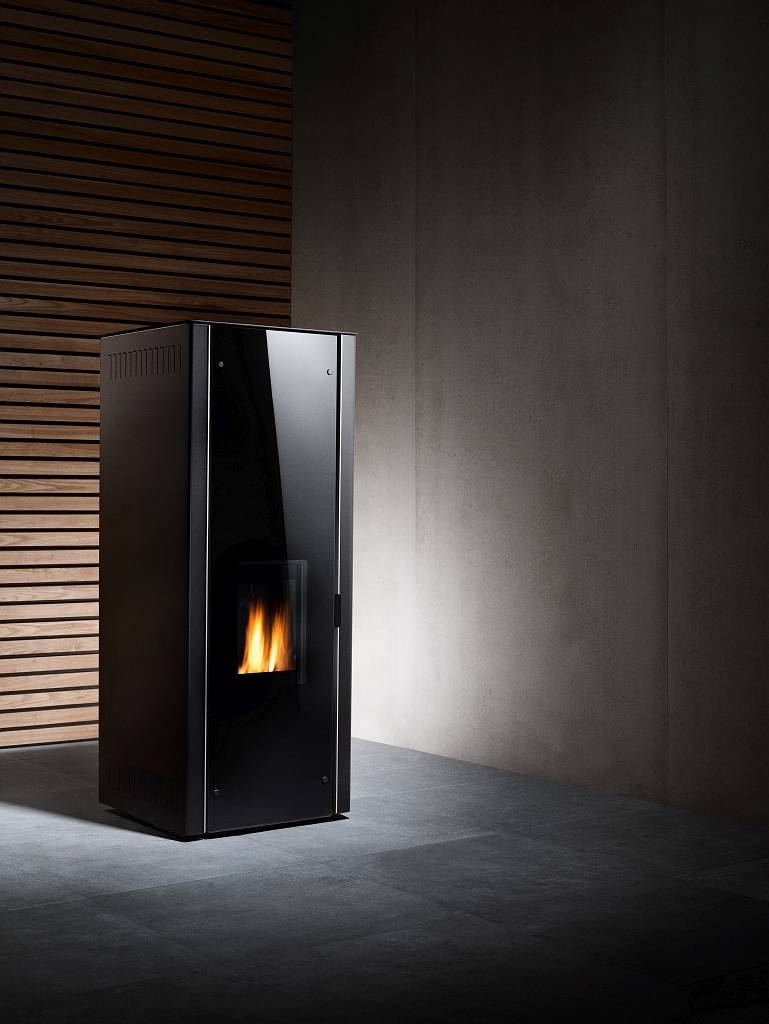 Modernes Design: die neuen Buderus Pellet-Kaminöfen Logastyle Lamina zur Raumheizung oder auch für die Integration in das zentrale Heizsystem. © Bosch Thermotechnik GmbH, Buderus Deutschland © Bosch Thermotechnik GmbH, Buderus Deutschland